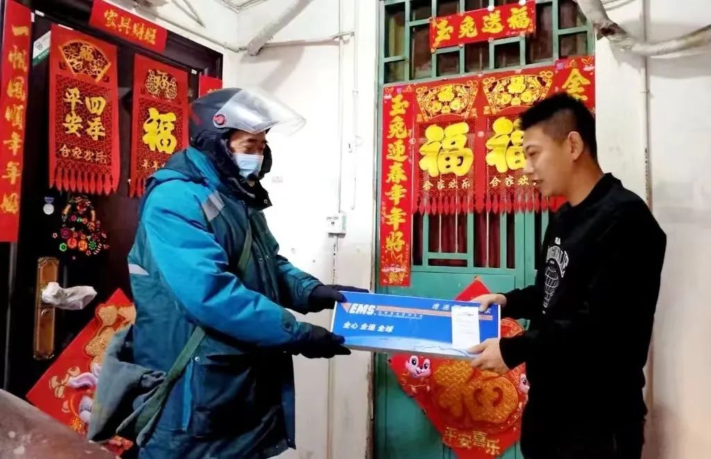 新春走基层|春节期间我市快递小哥坚守一...